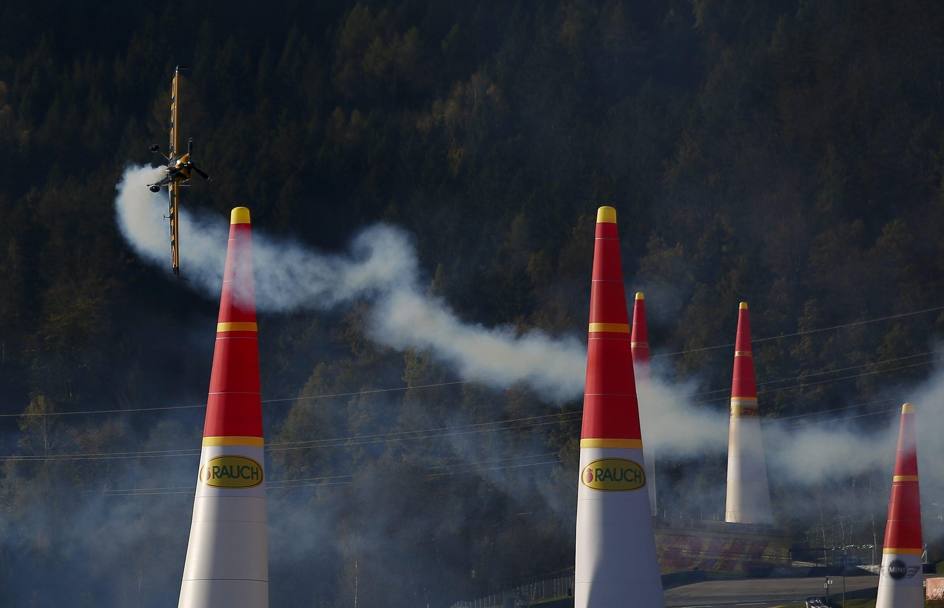 Spielberg, Austria: i volteggi dell’inglese Nigel Lamb, al Red Bull Air Race 2014 (Epa)